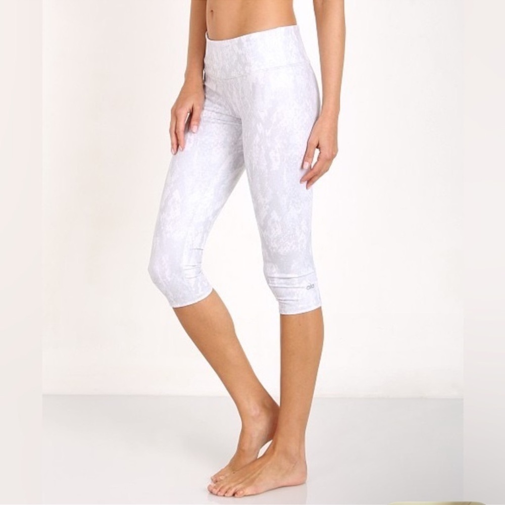 ALO Yoga Vapor Python Airbrush Capri Glossy size Medium